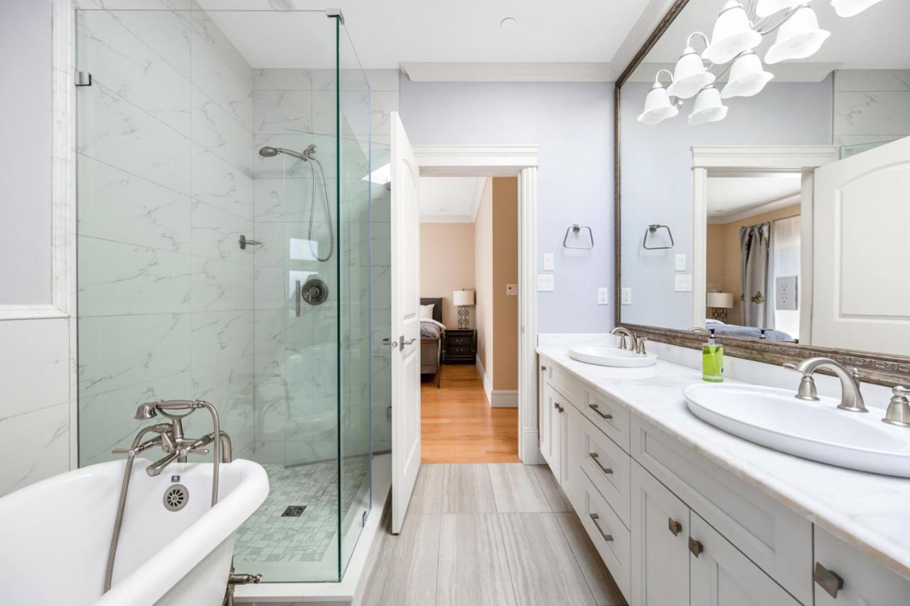Vancouver Haven: Luxurious Private Bedroom Near Attractions Exteriér fotografie